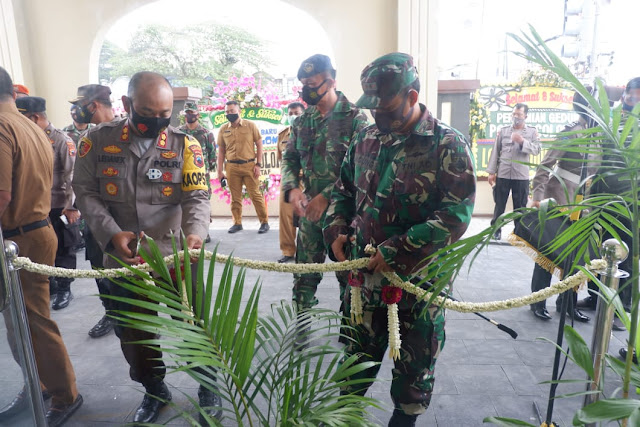 AKBP Dr. Leganek Mawardi Resmikan Gedung Polsek Colomadu Dan Masjid At - Tin Pres Karanganyar