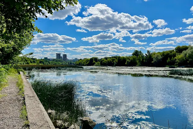 улица Нижние Мнёвники, Москва-река