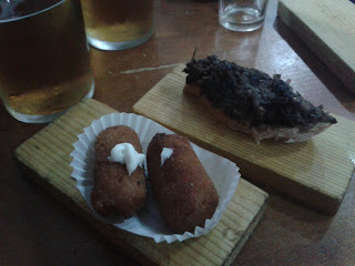 Croquetas y pan con morcilla