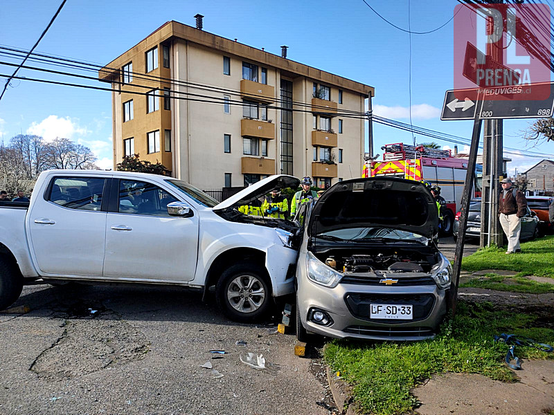 Colisión entre camioneta y auto deja un lesionado en Osorno