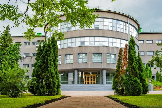 Вход в застекленное полуцилиндрическое здание