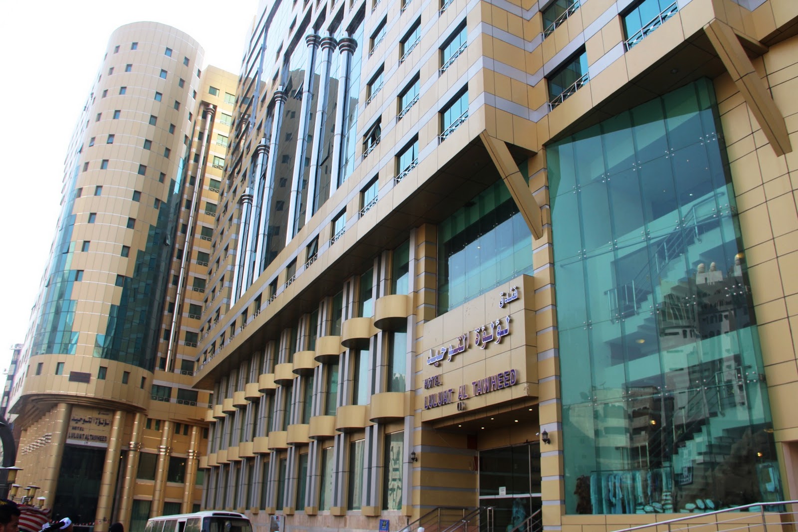 Dua bangunan Hotel Luluat Al Tawheed yang menempatkan Maktab 92 dan 93 ...