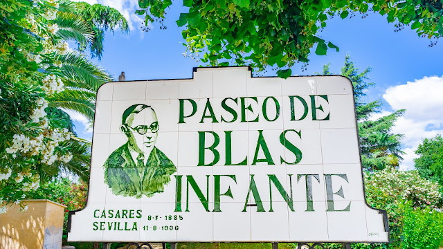 Placa de azulejos pintados con el nombre "Paseo de Blas Infante" y un dibujo de una persona.