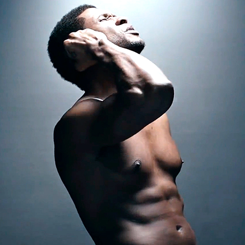 Usher sem camisa em clipe musical