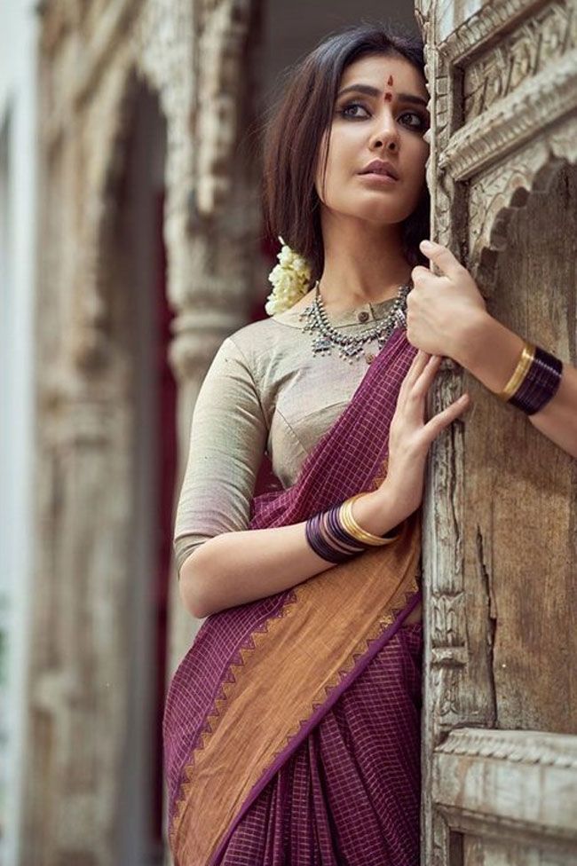 Actors Gallery: Raashi Khanna Looking Like Village Girl Pics