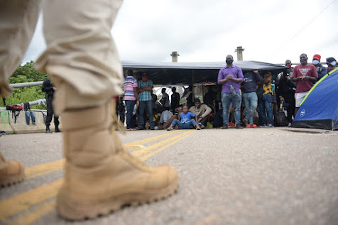 Fronteiras fechadas, condições precárias, risco de contrair Covid-19 e um clima crescente de tensão. Eis um resumo da situação vivenciada no momento por imigrantes que estão no estado do Acre, mais exatamente na região de fronteira do Brasil com Peru e Bolívia.