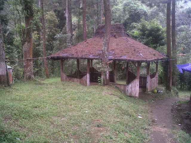 Gazebo untuk panitia kemping