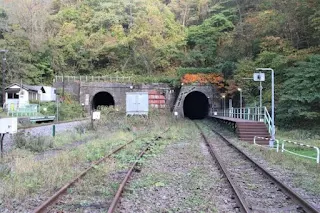 秘境駅イメージ:小幌駅 洞窟みたいなホームが面白い Japanese secluded stations in nature