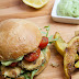 Veganer Cashew-Parmesan-Zucchini Burger mit Avocado Creme (mit einem Rezept für die besten und fluffigsten vegane Burgerbrötchen)