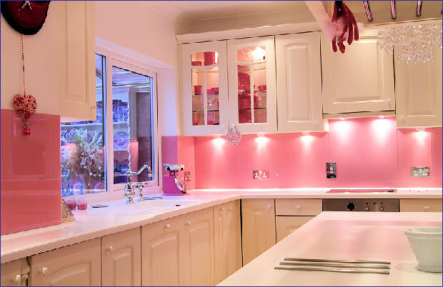RumahKu SyurgaKu Dekorasi  Kabinet Dapur  Berwarna Pink 