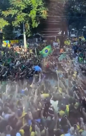 A recepção apaixonada a Jair Bolsonaro em Fortaleza (CE) - vídeo
