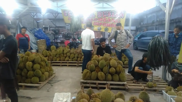 durian silandak di jajakan di kios kios durian