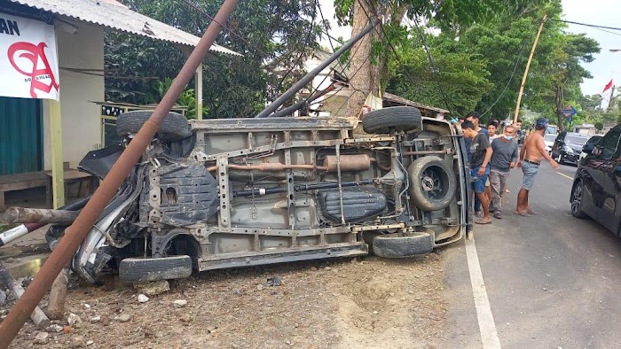 Mobil Terbalik di Cibadak, Satlantas Polres Lebak Evakuasi Korban