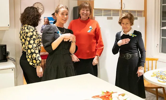 Queen Sonja of Norway visited a gathering attended by Ukrainian refugees in Oslo. Queen Sonja wore a gray wool midi dress