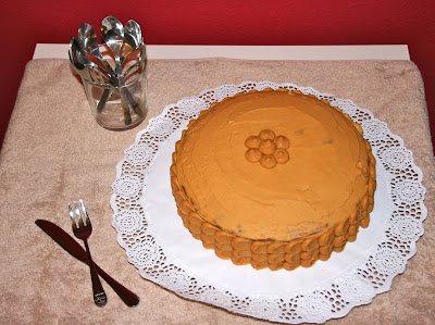 Pastís de nata i caramel amb decoració senzilla