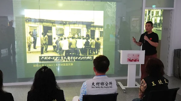 ▲雲科大漢學應用研究所副教授謝瑞隆介紹歷史照片「大村地區皇民塾」。（記者林明佑攝）