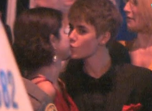 Justin Bieber Et Selena Gomez Kiss. did selena gomez kiss justin