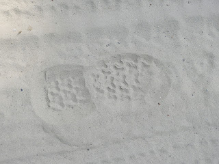 Előző nyáron aszfaltban, télen hóban, most pedig homokban hagytam ott a lábnyomomat