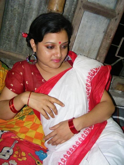 Indian Mallu Aunty on Saree looks Great