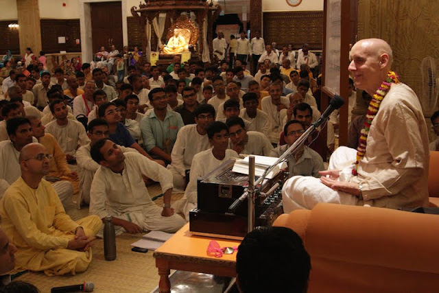 Sankarshan Das Adhikari Giving a Bhagavad-gita Lecture,Pune 2