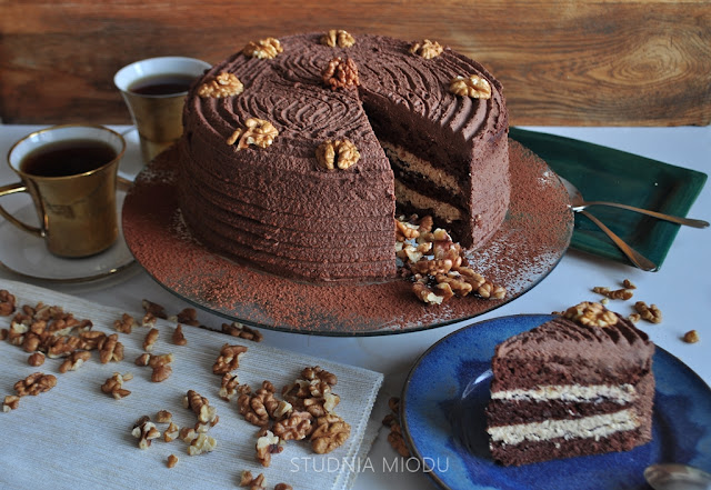 tort: biszkopt czekoladowy i masa kremowa