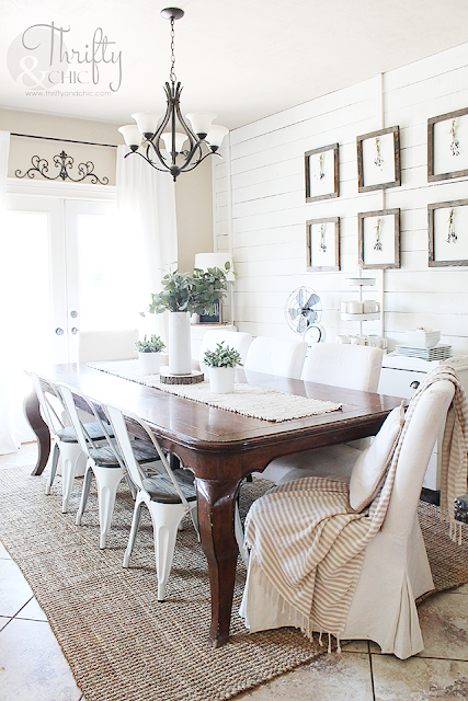 Summer decor and decorating ideas for dining room. Cottage farmhouse decor. White and neutral dining room. Gallery wall in dining room ideas