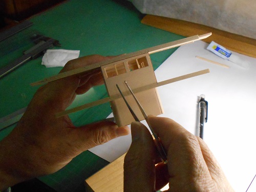 43、帆船模型日本丸を作る・メインブリッジ組み立て・細かい部分を組み立てたり接着したりしています。