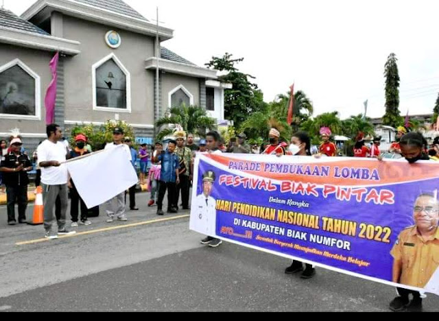 Herry Ario Naap Lepas Parade Sambut Festival Biak Pintar 2022