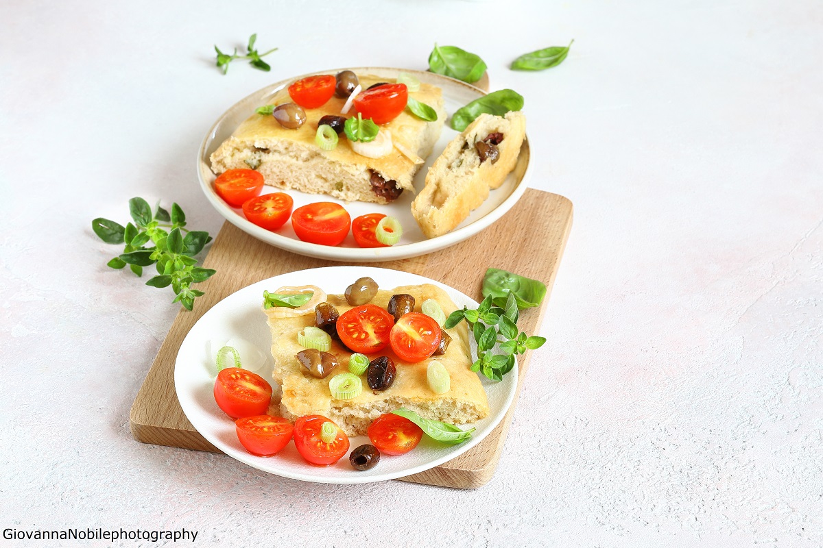 Focaccia con olive, origano e rosmarino fresco