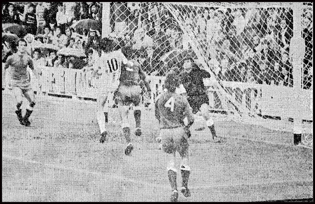 Garrido remata de cabeza un centro de Aníbal para batir a Rodri. REAL VALLADOLID DEPORTIVO 2 DEPORTIVO ALAVÉS 0. 14/09/1975. Campeonato de Liga de 2ª División, jornada 2. Valladolid, estadio José Zorrilla. GOLES: 1-0: 55’, Garrido. 2-0: 88’, Vicente.