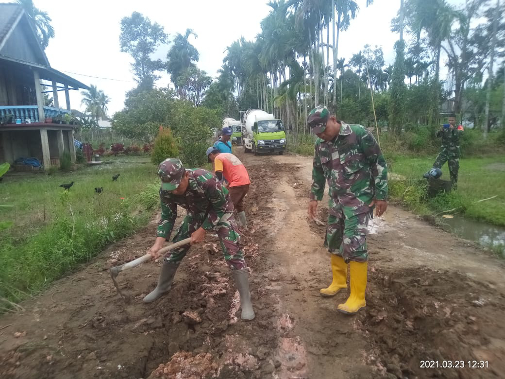 Satgas TMMD Kodim Palembang Bersama Warga Perbaiki Jalan 