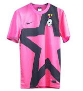 A Juventus a algum tempo tem patrocinios diferentes nas camisas home e away.