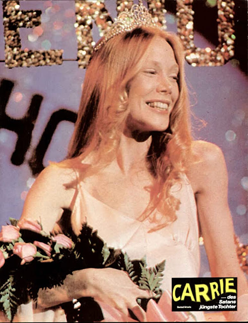 Carrie White di film Carrie (1976) mengikuti pesta prom night di sekolahnya