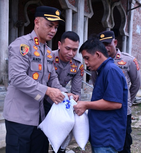 Sentuhan Dingin Kapolres Aceh Timur Lewat Melalui Jumat Berkah