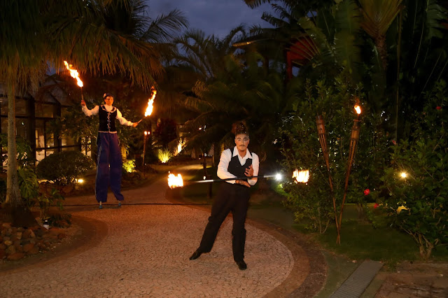 Artistas de Humor e Circo recepcionando convidados com fogo e perna de pau em evento da empresa Truss Santa Catarina.
