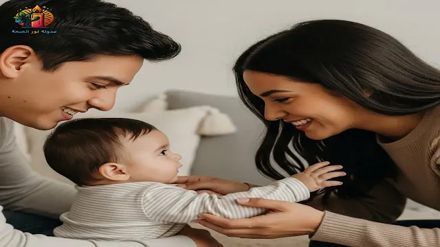 أب وأم يتفاعلان بإيجابية مع طفلهما، يبتسمان ويشجعانه، تجسيدًا لمبادئ تربية الأطفال الإيجابية.