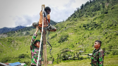 Pemasangan Net  Bola Voli, Satgas Yonif Raider 321/GT/13/1 Kostrad Salurkan Hobby Pemuda Distrik Mbua Papua