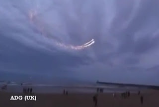 UFO buat pertunjukan udara di perairan pantai di Russia