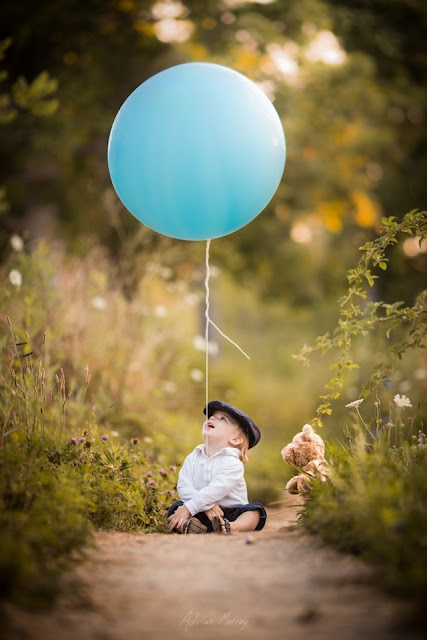 A inseparável amizade dos filhos de A inseparável amizade de crianças com seu urso Ted por Adrian Murray com seu urso Ted