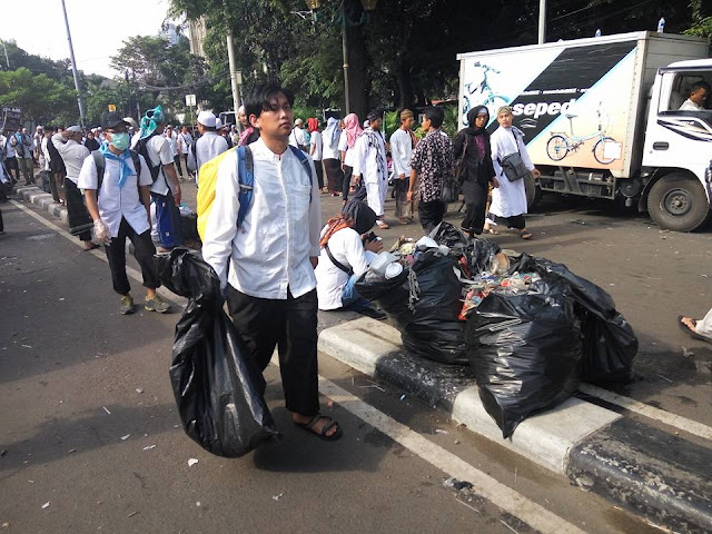 Foto-foto Masa Demo Bersihkan Sampah