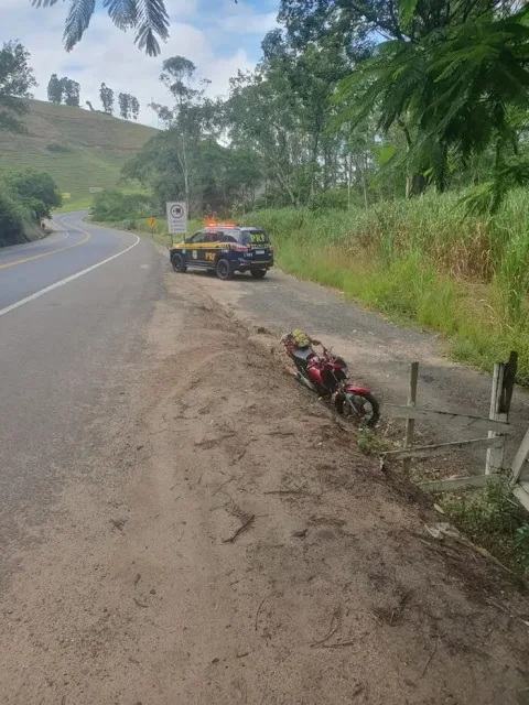 PRF, motociclista preso, drogas apreendidas, perseguição BR-116, tráfico de drogas, Muriaé, Polícia Rodoviária Federal, prisão, cocaína, crime rodoviário