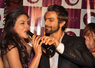 Veena Malik minum alkohol