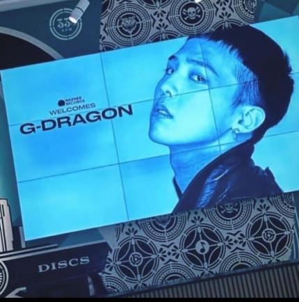 Letrero luminoso "WELCOME G-DRAGON" en las oficinas de Warner Music.