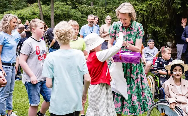 Queen Mathilde wore a Queena shirt dress by Diane von Furstenberg. Green earrings. Provincial Domain Dommelhof