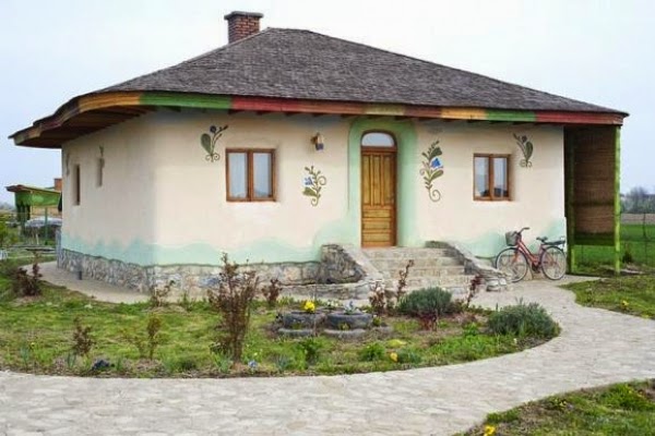 Viata traita in natura. Cea mai frumoasa casa din chirpici din Romania - GALERIE FOTO