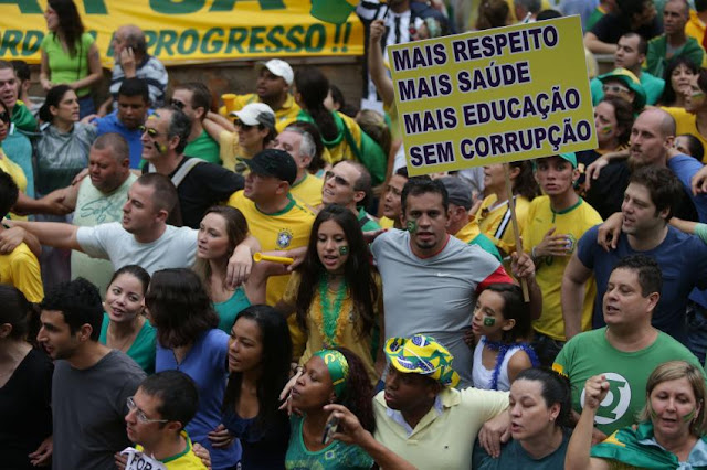 Das sacadas gourmet dos apartamentos de classe média alta e alta, soavam panelas contra o governo Dilma. No asfalto, vestidos com suas camisetas da CBF como se fossem legítimos patriotas, pediam “educação e saúde padrão FIFA”. Derrubado o governo, tudo que conseguiram foi detonar a educação e a saúde públicas, comprometidas agora por um corte no orçamento pelos próximos 20 anos. Não fará diferença para eles: seus filhos estão na escola particular e têm plano de saúde. Hoje, 13 de dezembro, a famigerada PEC do Teto foi aprovada em pleno aniversário de 48 anos do AI-5. Nada mais simbólico.