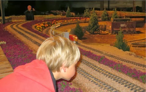 VisitingaG-GaugeRailroadLayout-16-2013-12-6-21-23.jpg