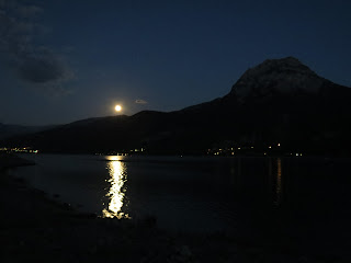 Wunderschönes Nacht in Gap an einem Bergsee