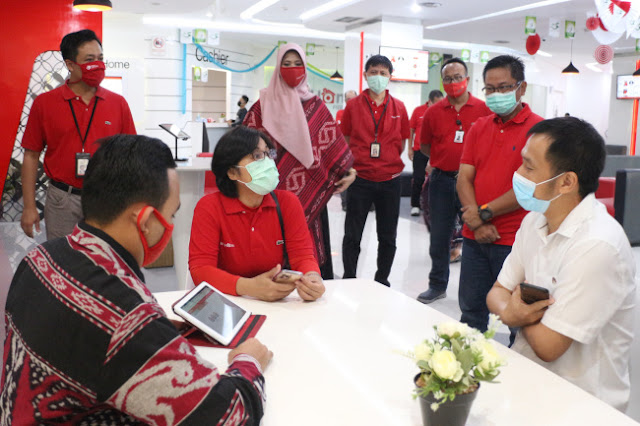 Direktur Consumer Service Telkom FM Venusiana R (ketiga dari kiri) berbincang dengan pelanggan yang mengunjungi Plasa Digital Telkom di Jalan Pahlawan Semarang dalam menyambut Hari Pelanggan Nasional 2020, Jumat (4/9). Dok Telkom