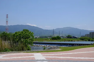 鴨井堰越しに大和葛城山(左)と金剛山(右)